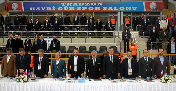 Ahmet Ağaoğlu ve yönetim kurulu saygı duruşunda bulunurken...