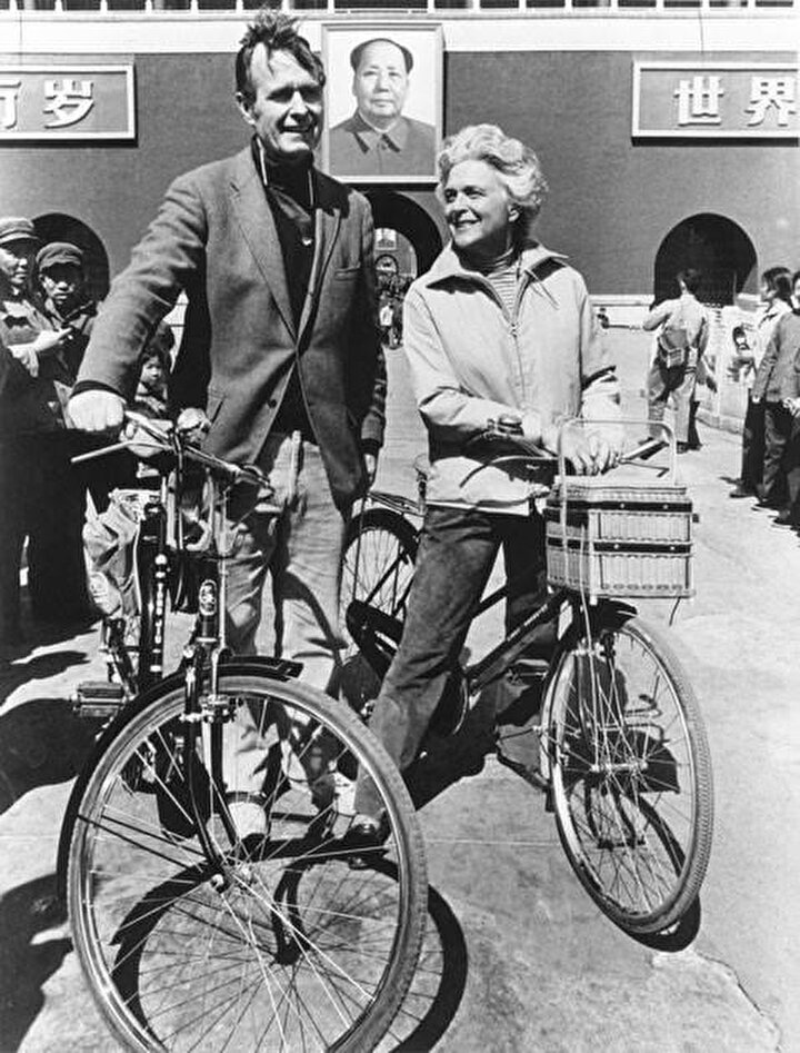 Bush ve eşi Barbara, Çin’in Beijing şehrinde 1974