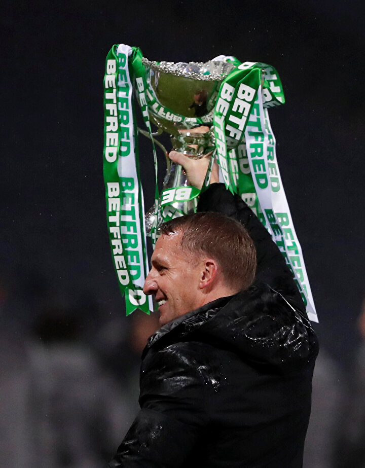 Brendan Rodgers kupayı kaldırırken...