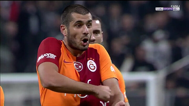Görüntü: BeIN SPORTS'tan alınmıştır. / Eren Derdiyok penaltı kararından sonra hakem Cüneyt Çakır'a itiraz ediyor...