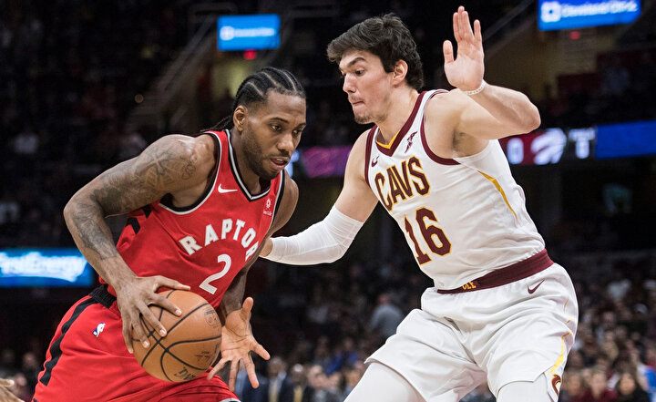Cedi Osman, Kawhi Leonard'ı savunurken...