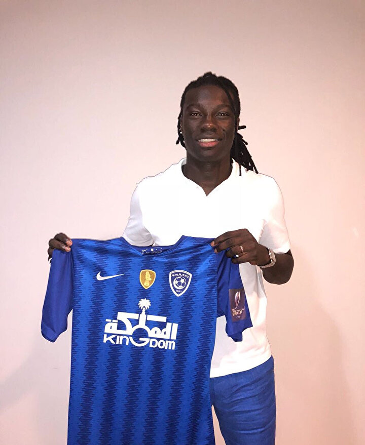 Bafetimbi Gomis, Suudi Arabistan'ın El Hilal takımında forma giyiyor.