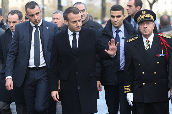 Paris'te akaryakıt zammına tepki olarak başlayan ve gittikçe büyüyen gösteriler sonrası Fransa Cumhurbaşkanı Emmanuel Macron olayların yaşandığı alanda incelemelerde bulundu. Fransa polisi Macron'un gelişi öncesi güvenlik önlemi aldı.
