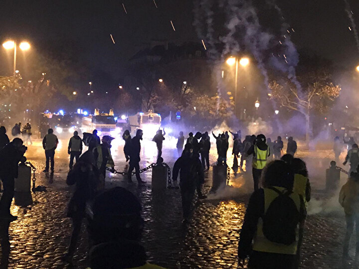 Sarı yeleklilere, Fransa polisi göz yaşartıcı gaz ve tazyikli suyla müdahale etmişti.