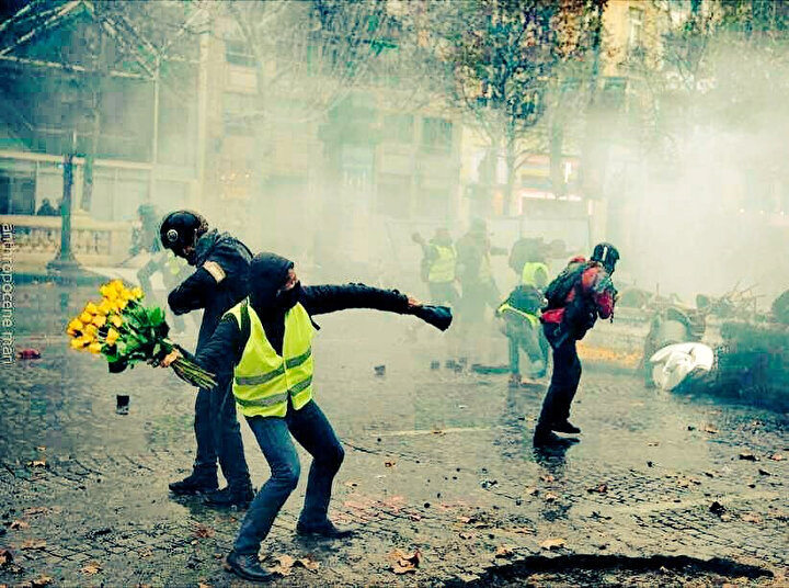Eylemler Cuma günü Brüksel ve Hollanda’ya da sıçramış; Brüksel’deki gösterilerde 300’e yakın protestocu ana Avrupa Birliği binaları çevresinde eylem yapmıştı.