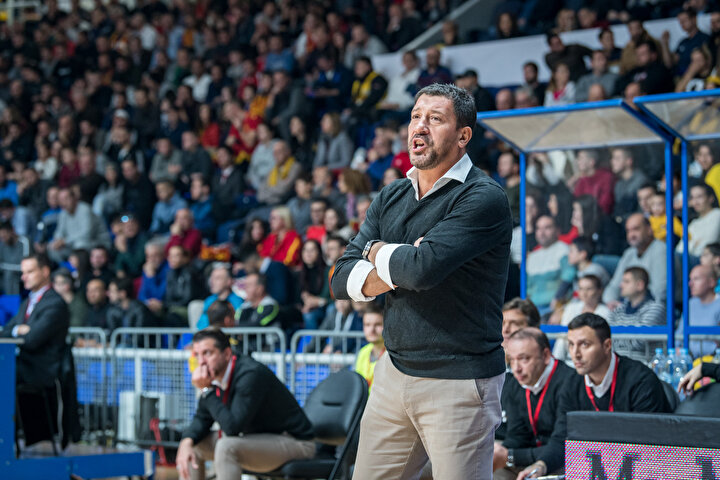 A Milli Basketbol Takımı Antrenörü Ufuk Sarıca, benchten oyuncularına uyarılarda bulunuyor...