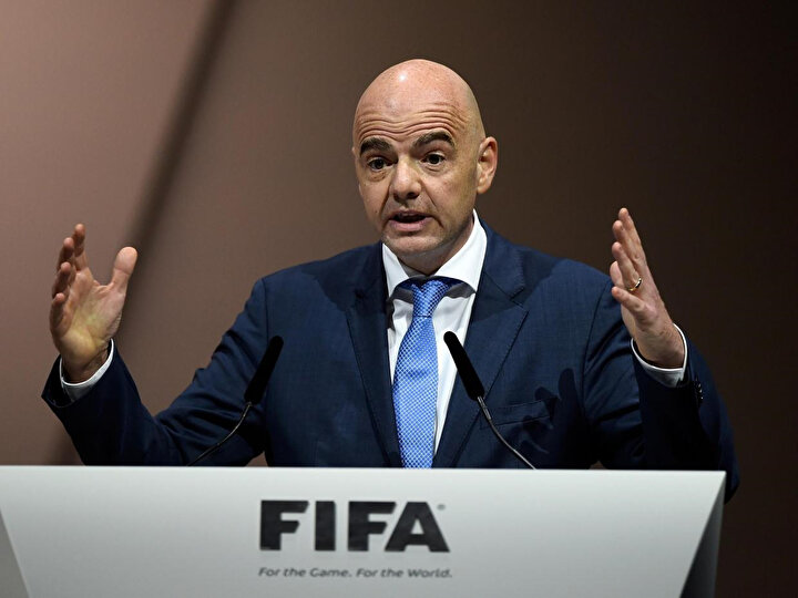FIFA Başkanı Infantino, kürsüde konuşma yaparken...