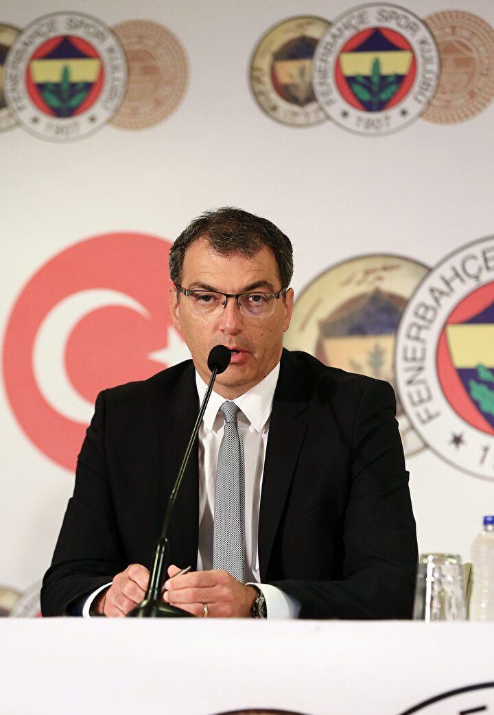 Fransız futbol adamı, basın mensuplarının sorularını yanıtlıyor...