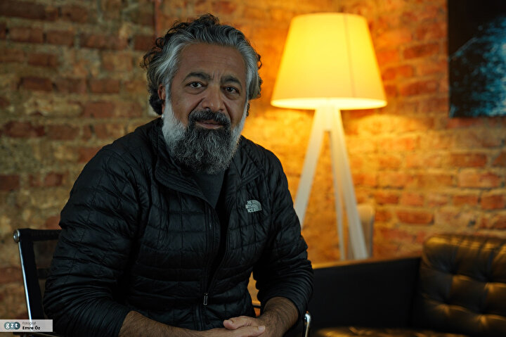 Fotoğrafçı, kişisel bir portfolyo alanı olarak kullandığı Instagram'da Türkiye’nin en çok takipçi sayısına erişen fotoğrafçıları arasına girdi.