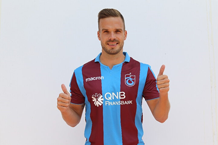 Novak, Trabzonspor formasıyla objektiflere poz verirken...