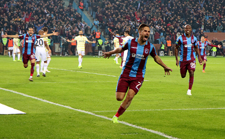 Novak, atılan gol sonrası takım arkadaşları ile sevinç yaşıyor.