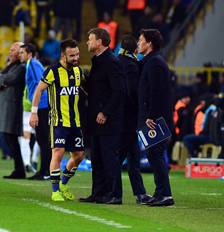 Kasımpaşa karşılaşmasında sakatlanan Valbuena, acı içerisinde sahayı terk etti.