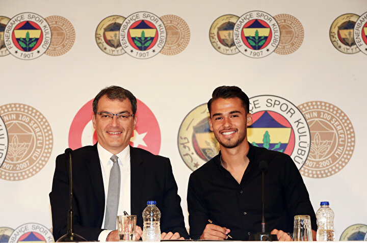 Damien Comolli, yeni transfer Diego Reyes'in imza töreninde basın mensuplarının sorularını yanıtlıyor...