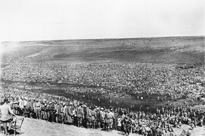 Alman devlet arşivinden bir fotoğraf. Sovyet askerlerinin olduğu savaş kampı mahkumları, Ağustos 1942