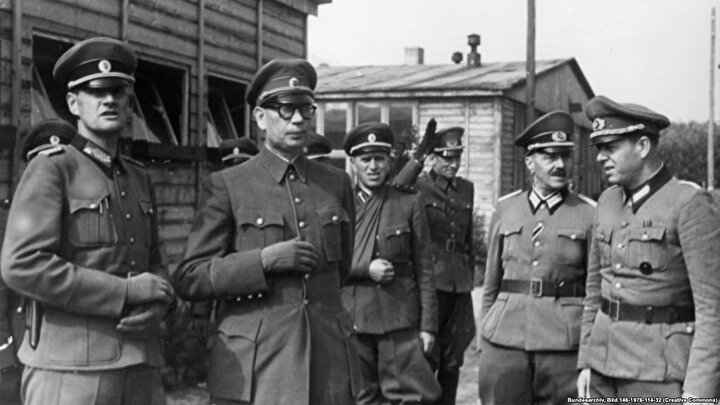 1942 yılında Nazilere esir düşen ünlü Rus general Andrey Vlasov (soldan ikinci) Almanların desteği ile Rusya Kurtuluş Ordusu'nu kurdu ve savaş bitince Amerikanlar tarafından Sovyetlere teslim edildikten sonra 1946 yılında idam edildi.