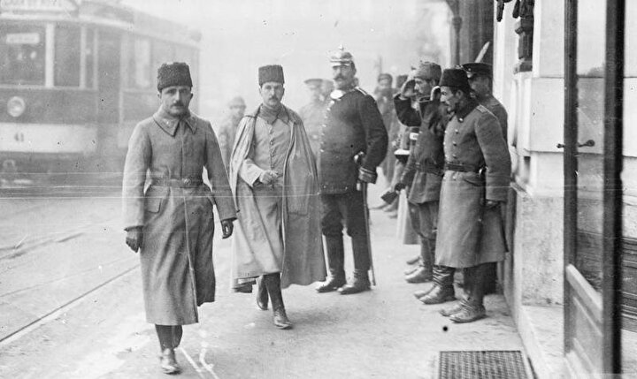 Enver Paşa ve Hüsnü Emir Erkilet Paşa (soldan ikinci) Bükreş'te, Tarih 1917