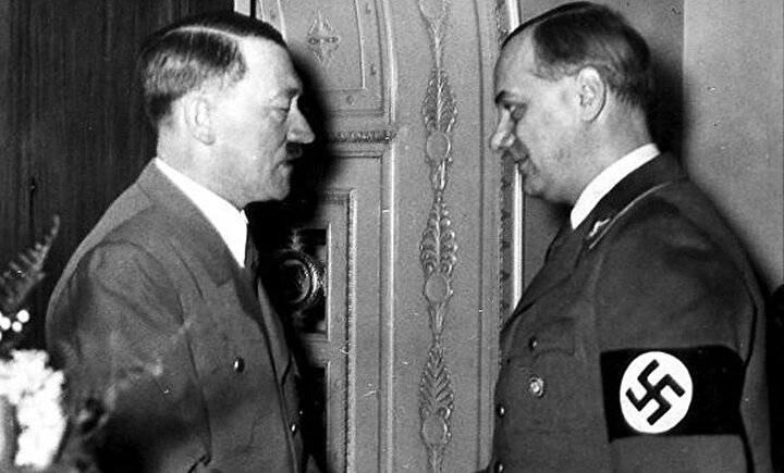 Alfred Rosenberg (sağda) 16 Ekim 1946 yılında Nürenberg'de idam edildi.