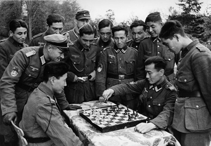 Türkistan Lejyonu askerleri satranç oynarken. Ekim, 1943