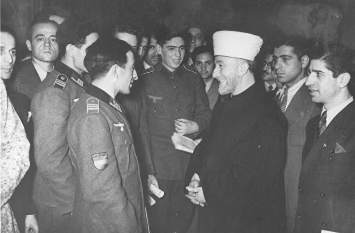 Kudüs Baş Müftüsü Emin el-Hüseyni'nin 19 Aralık 1942'de Azerbaycan Lejyonu askerleri ile buluşması sırasında çekilen bir fotoğraf.
