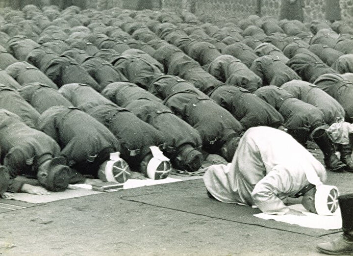 İdil Ural Lejyonu askerleri Cuma namazı kılarken.