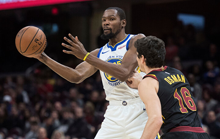 Cedi Osman, Kevin Durant'i savunuyor.