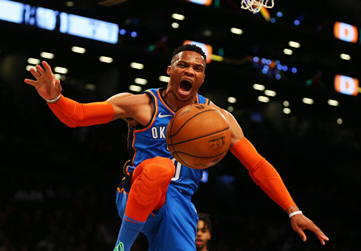 Russell Westbrook attığı sayının ardından ikonik bir poz veriyor.