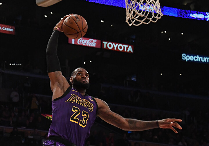 LeBron James smaca giderken Richard Mackson'ın objektifine takılıyor.