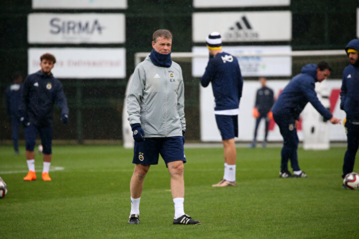 Fenerbahçe'de Erwin Koeman, Akhisarspor maçı hazırlıkları kapsamında öğrencilerinin idmanını yakından takip ediyor.