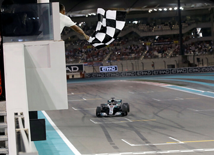 Lewis Hamilton 2018'de son kez damalı bayrağı görüyor.