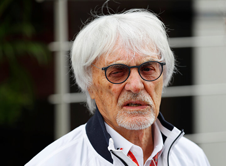 Formula 1 patronu Bernie Ecclestone gazetecilerin sorularını yanıtlıyor.