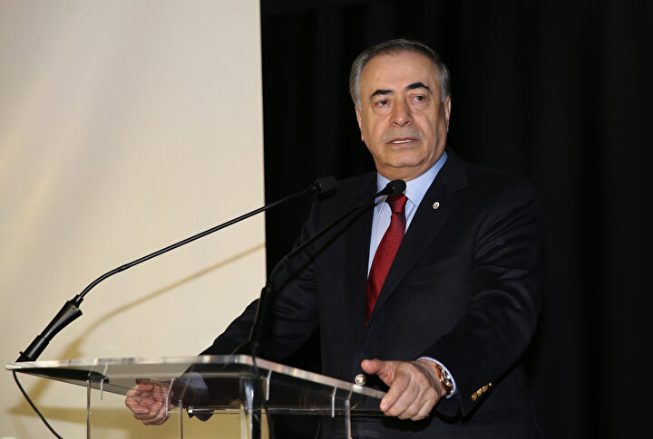 Mustafa Cengiz katıldığı ödül töreninde kürsüde konuşuyor.