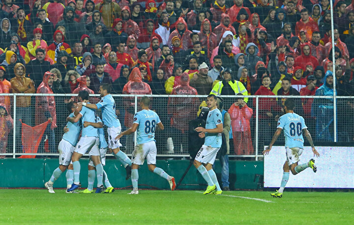 Başakşehirli futbolcuların gol sevincini birlikte yaşıyor.