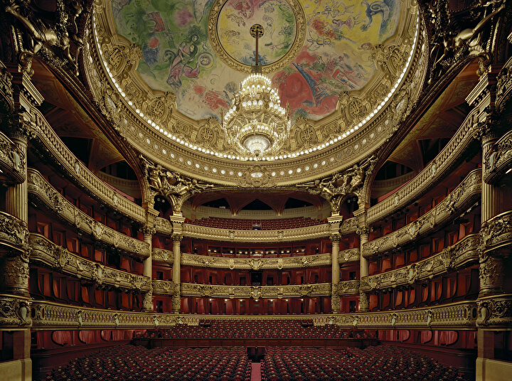 Paris'in Garnier ve Bastille Opera binalarındaki programların da iptal edildiği duyuruldu.