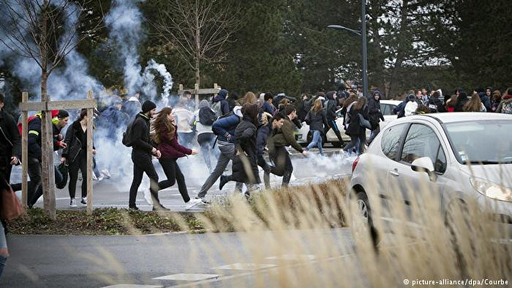 Dün devam eden protestolarda okullarda eğitimi aksattıkları gerekçesiyle 700'den fazla lise öğrencisi gözaltına alındı. Fransa İçişleri Bakanlığı'na göre protestolar 280 okulda eğitimin aksamasına yol açtı. Binlerce lise ve ortaokul öğrencisinin de üniversitelere giriş kriterlerinin ağırlaştırılması ve öğretmen sayısının azaltılması endişesi nedeniyle protestolara katıldığı bildiriliyor.