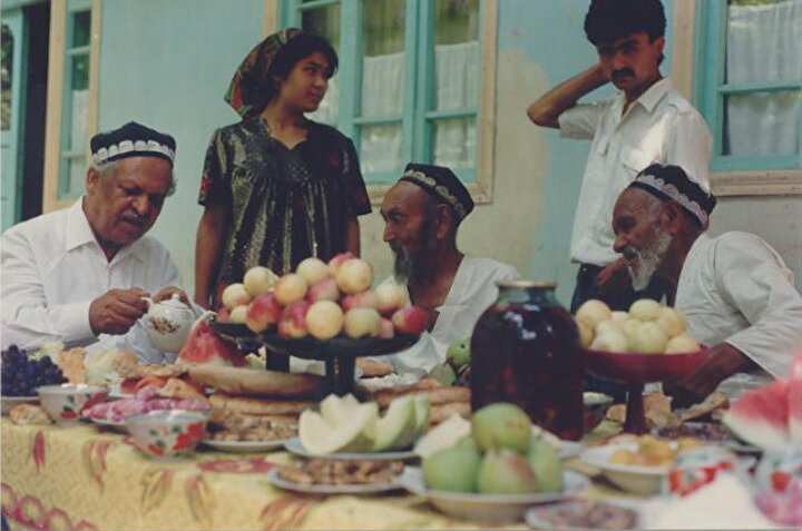 Türk tarih ve kültür araştırmalarına büyük hizmetler veren ve binlerce Türkistanlı'nın hayatının kurtulmasına vesile olan Baymirza Hayat (soldan birinci) 2006 yılında Köln'de vefat etti.