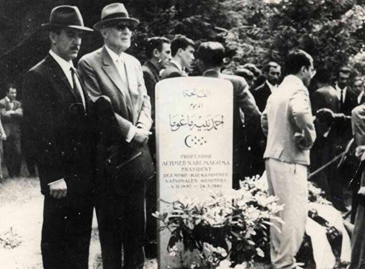 1963 yılında vefat eden Alihan Kantemir (soldan ikinci) arkadaşı ve silahdaşı Ahmed Nabi Magoma'nın mezarı başında