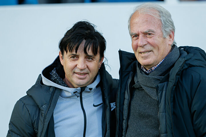 Mustafa Denizli, Suat Kaya ile maç öncesi fotoğraf çekildi.