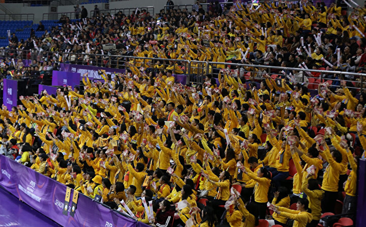 Vakıfbank tribünleri takımlarını destekliyor.