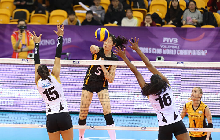 Vakıfbank hücumunda rakip takım bloğa çıkıyor.