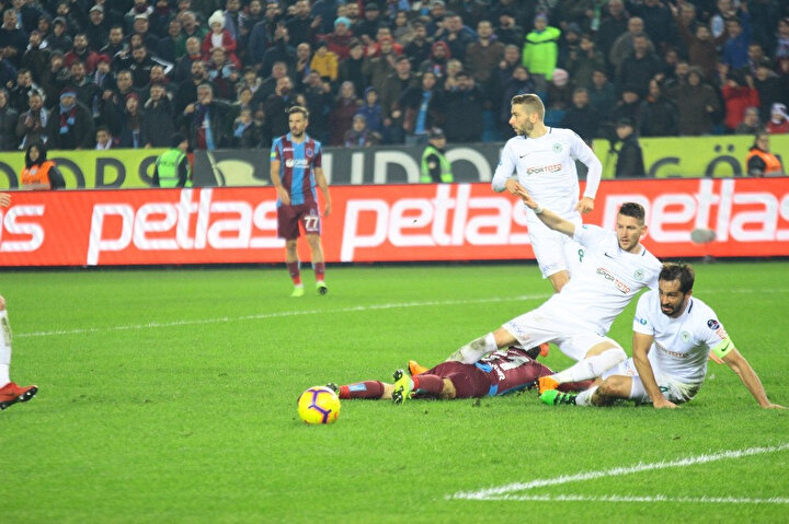 Abdülkadir Ömür'ün yerde kaldığı pozisyon.