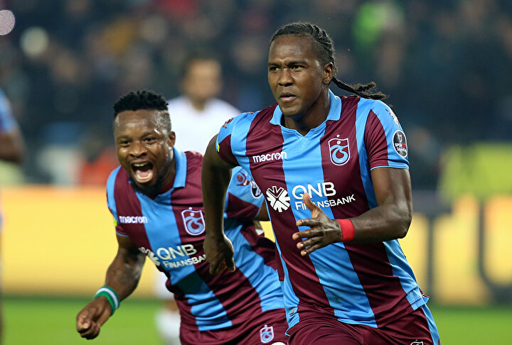Trabzonspor'da Rodallega penaltıdan bulduğu golün sevincini yaşamak için tribünlere koşuyor.