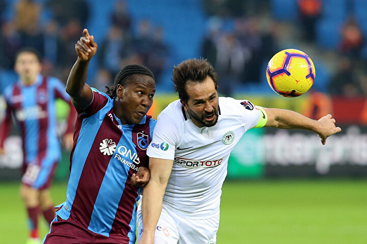 Hugo Rodallega, rakibiyle top kapma mücadelesi içinde...