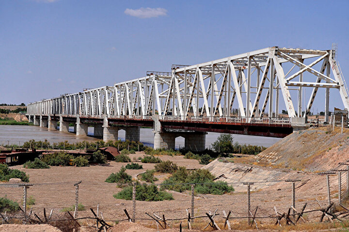 Bir başka ismi ''Dostluk Köprüsü'' olan 816 metre uzunluğundaki ''Hayraton'' köprüsü Sovyet birliklerinin Afganistan'a taşınması için 1981 yılında Amuderya nehrinin üzerine yapıldı.