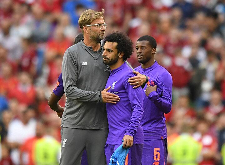Jurgen Klopp, Salah'ı tebrik ediyor.