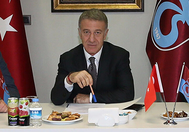 Ahmet Ağaoğlu, objektiflere poz verdi.