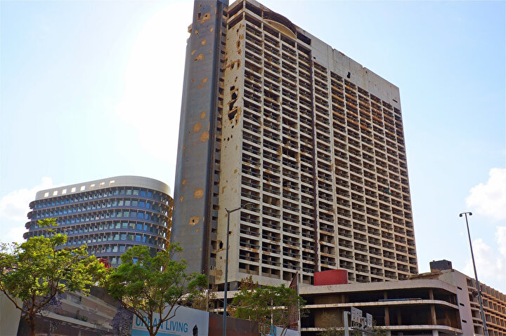 Büyük bir yıkıma uğramış Holiday Inn binası bugün hala Beyrut'un en işlek caddelerinden birinde ayakta durmaktadır.