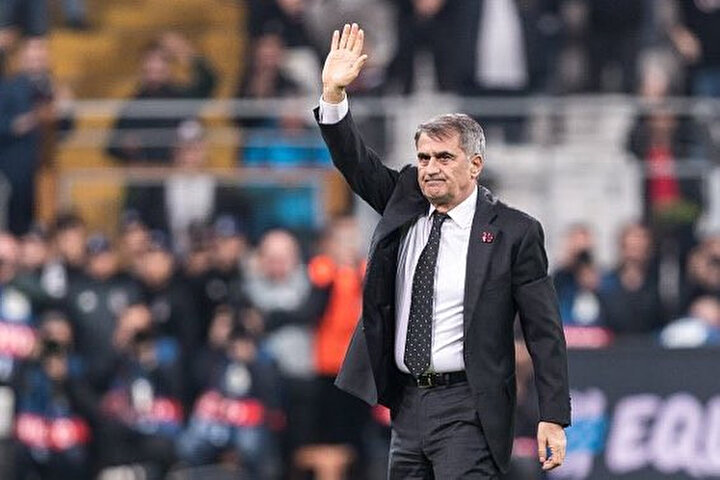 Şenol Güneş, taraftarları selamlıyor.