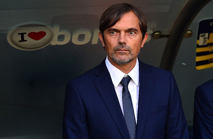 Phillip Cocu MKE Ankaragücü maçını yedek kulübesinden takip ediyor.