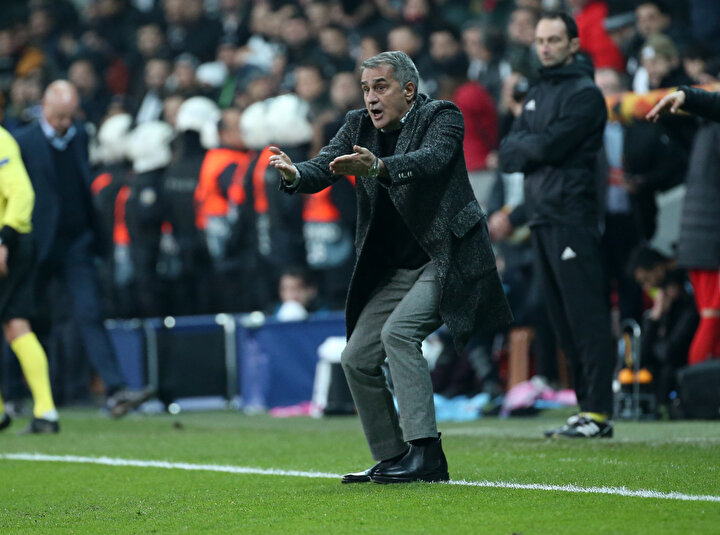 Şenol Güneş saha kenarında zaman zaman sinirlerine hakim olamadı.