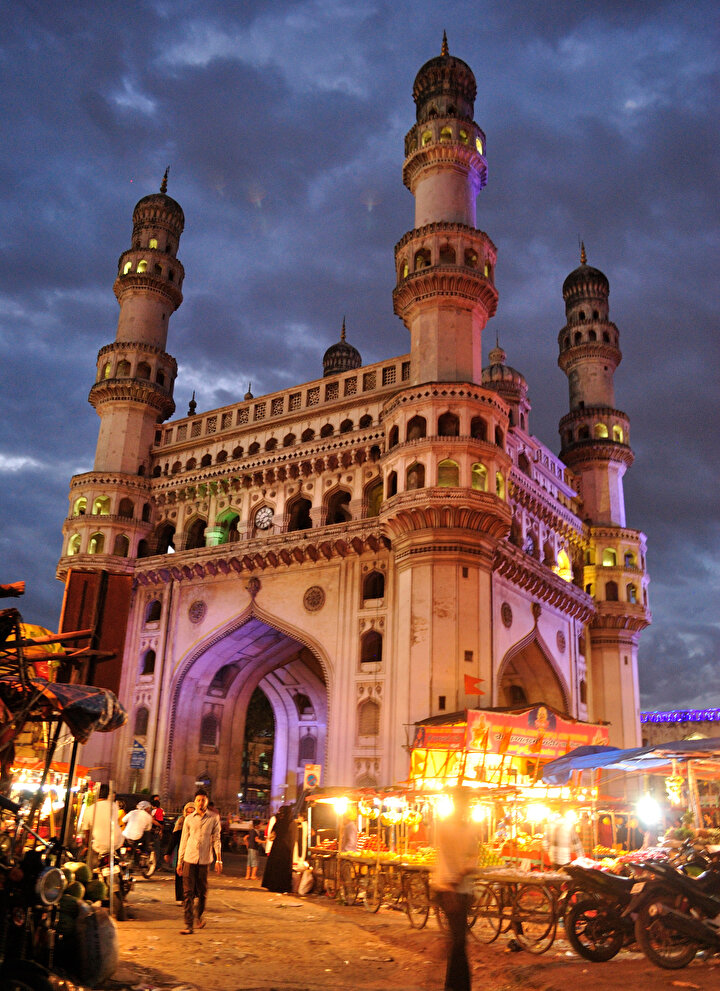 Charminar'ın yapılış nedeni hakkında farklı rivayetler vardır.